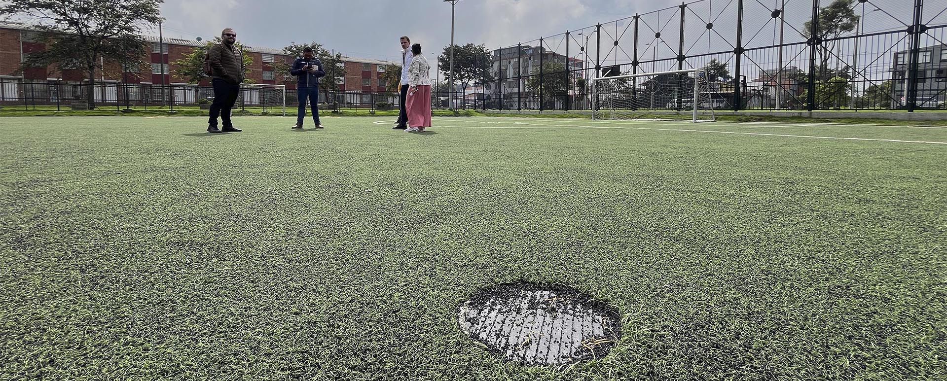 Funcionarios de la Contraloría de Bogotá revisan estado de 181 canchas sintéticas.