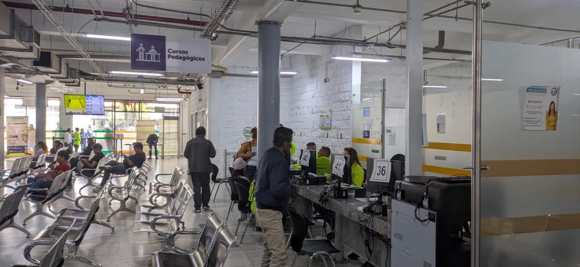 Imagen de ciudadanos en centro de pago y atención.