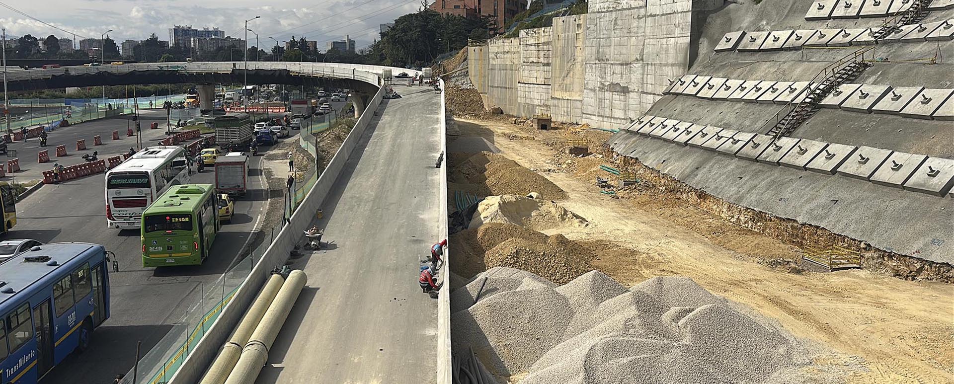 La Contraloría de Bogotá verifica el avance de las obras en la Avenida Rincón con Boyacá.